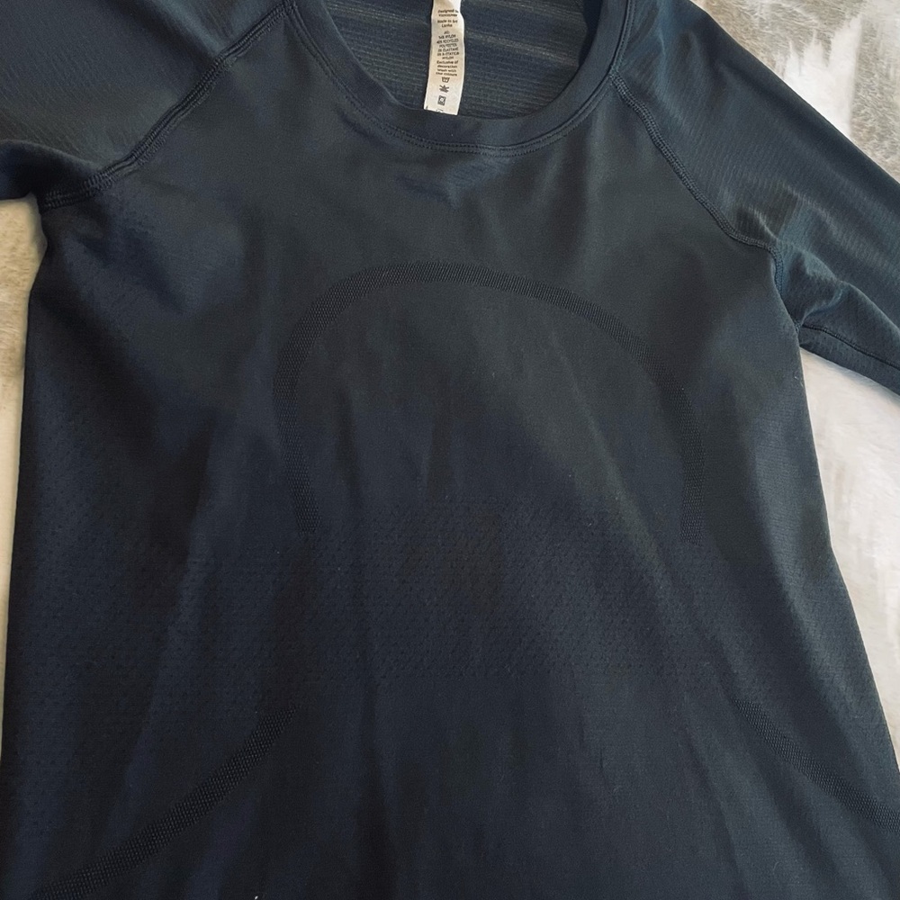Size 4 Lululemon- Swiftly Tech Long Sleeve Shirt 2.0 
Race Length